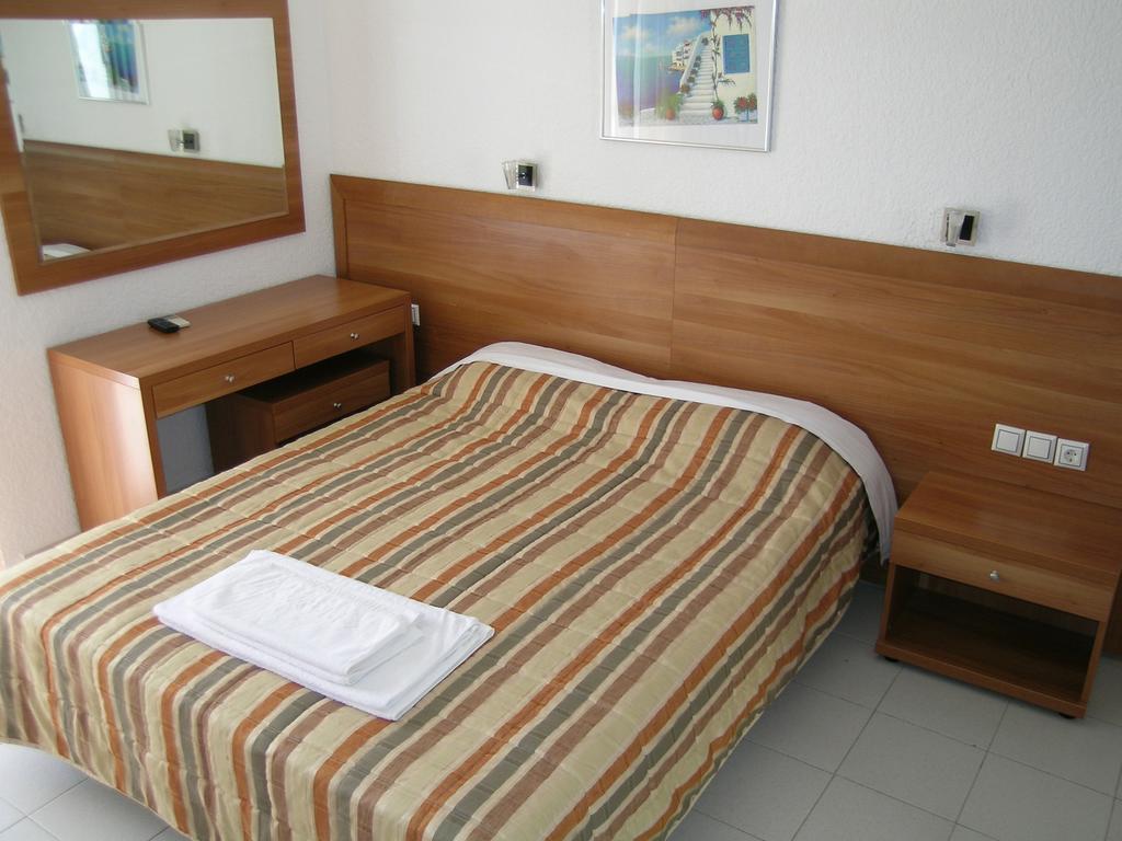 Kamares Apartments Εε 포로스타운 객실 사진