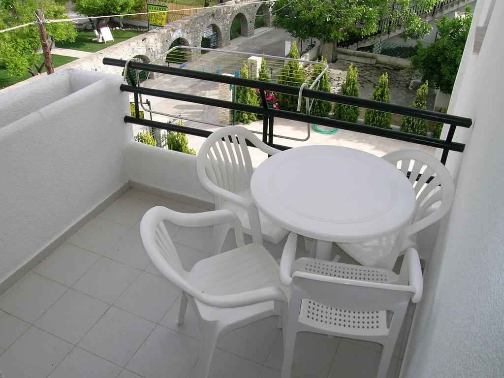 Kamares Apartments Εε 포로스타운 객실 사진